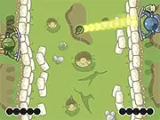 Warpong Online free game screenshot, two soldiers playing a war variation of Pong with a bouncing grenade