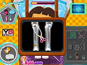 Dora The Leg Surgery online game screenshot, Dora lying in a hospital bed with a doctor fixing her fractured leg