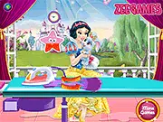 Snow White Washing Clothes free online game screenshot showing the princess sorting piles of white and colored laundry