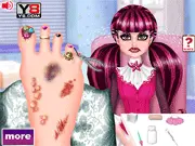 Draculaura Foot Doctor game online for free, Monster High game for girls, play online doctor simulation