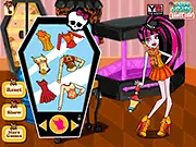 Draculaura in a festive Thanksgiving outfit posing next to a beautifully decorated room in a free online makeover game