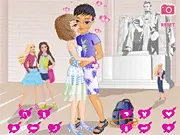 A couple secretly kissing near a historical building on the National Mall in the A Date in Washington free online game