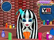 Screenshot of the free online dress up and hair salon game Monster High Frankie Stein, showing the character Frankie Stein waiting for a stylish haircut and makeover.