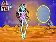 Screenshot of the Monster High Cleo De Nile Makeover game showing the dress-up stage with royal Egyptian clothes and accessories.