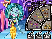 Honey Swamp from Monster High getting a trendy new haircut and hair color in the free online salon game