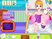 Free online doctor game screenshot of Sister Fracture Treatment showing a girl getting her broken arm and wounds treated