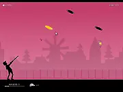 Shell Shooter arcade game screenshot - aiming a crosshair at a golden clay target