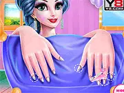 Crazy Mommy Beauty Salon free online girl game screenshot. Applying a manicure and facial mask for a busy mom makeover.