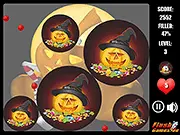 The free online game Halloween Filler showing the screen being filled with a line while dodging spooky bouncing enemies