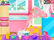 Play Pretty Legs Spa Care free online game screenshot, model receiving a beauty treatment