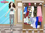 Screenshot of Mall Shopping free online game showing Kendra in a mall choosing stylish clothes for a date